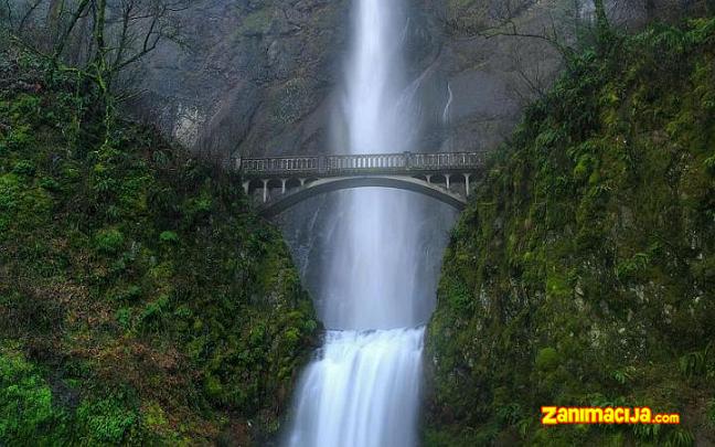 Visok i lep vodopad Multnomah Falls, SAD