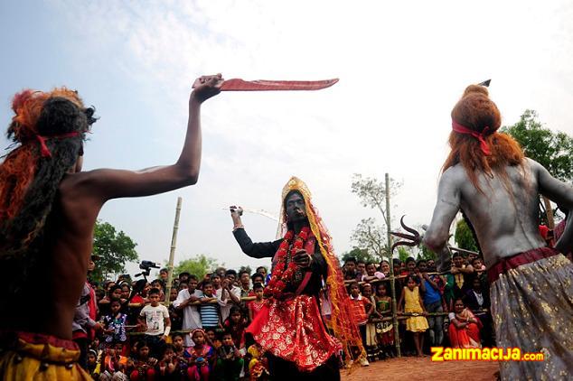 Charak Puja: Festival bola u Indiji