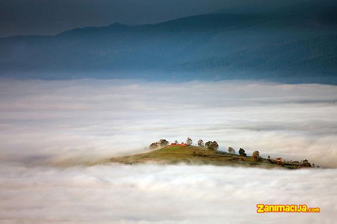 Lepote krajolika u naručju magle