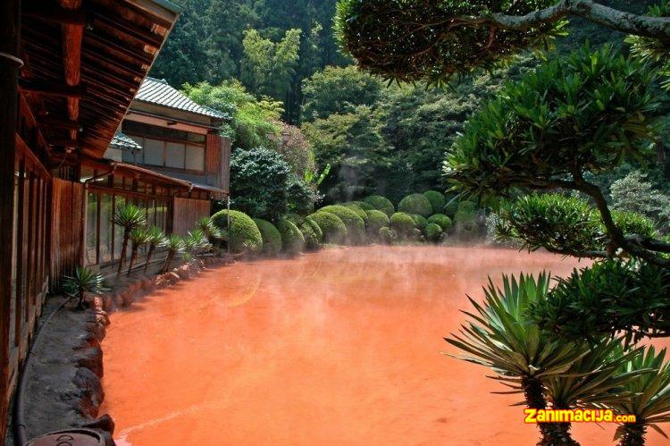 Prirodni fenomen - Krv jezero u Japanu