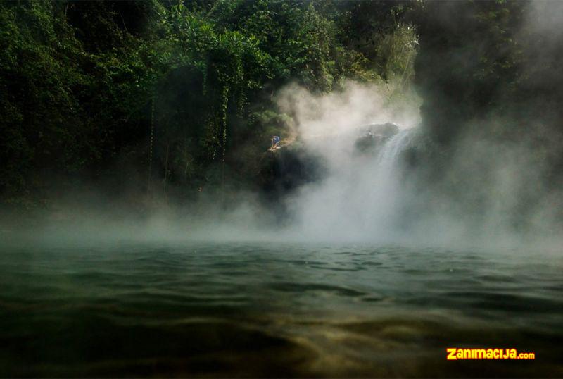 Reka u džungli Amazone, koja ključa