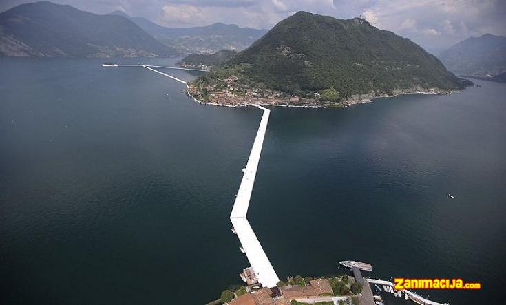 Plutajuća staza na jezeru Iseo u Italiji