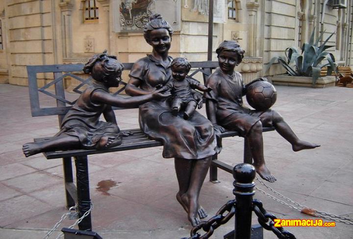 Skulpture posvećene porodici