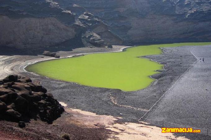 Uvala  El Golfo sa zelenim jezerom