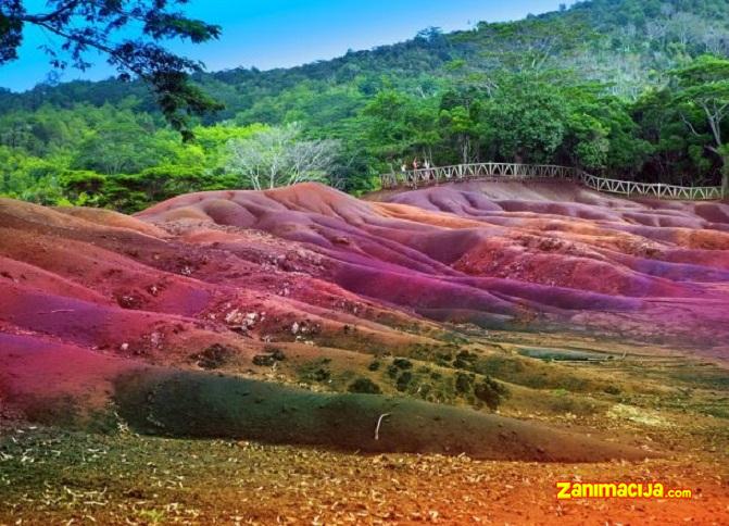 Čuda sela Chamarela: obojeni pesak, vodopad i divovske kornjače